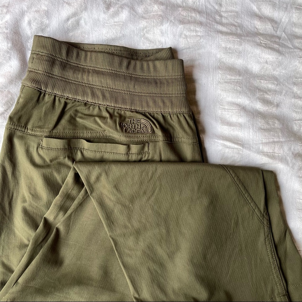 COPY - North Face Aphrodite Capri Green Pant Size L
